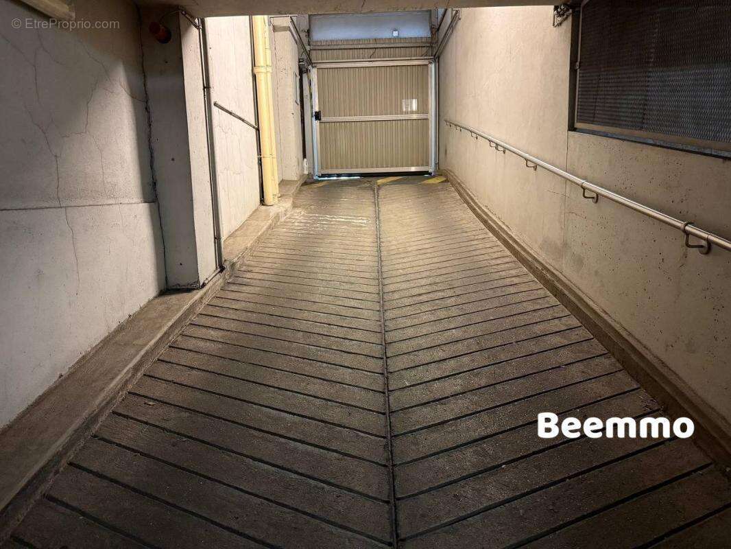 Parking à PARIS-17E