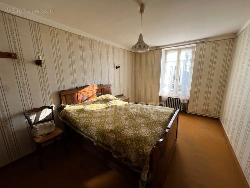 Maison à SAINT-ETIENNE-DU-GUE-DE-L&#039;ISLE