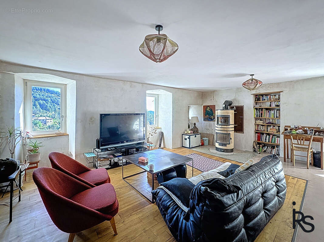 une maison ardéchoise rénovée de 261 m2 habitables, avec 4600 m2 de jardin en terrasses. - photo 8