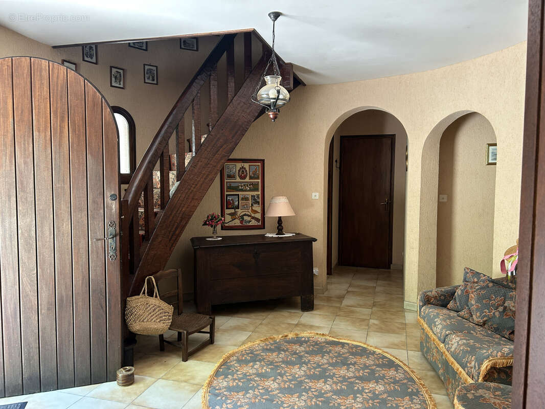 Propriété boisée, close, sans voisins proches : maison avec tourelle, garage - photo 5
