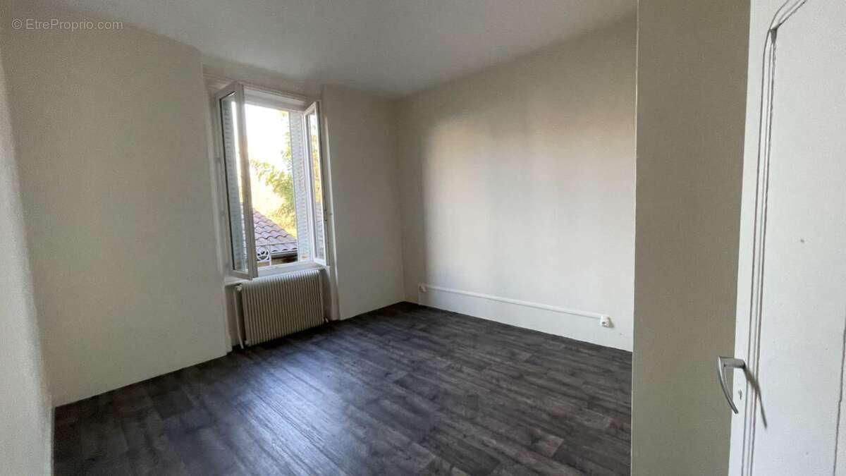 Maison 219 m² à Thiers  - photo 2