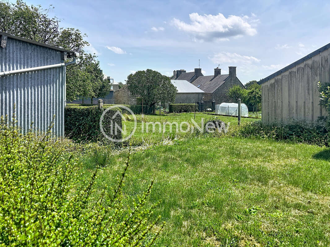 Maison mitoyenne a renover 100 m2 sur terrain 600 m2 environ en plein bourg - photo 2
