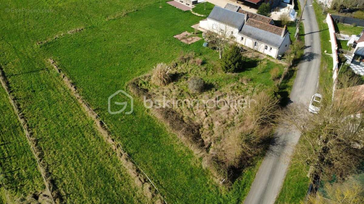 Terrain à SAINT-ANTOINE-DU-ROCHER