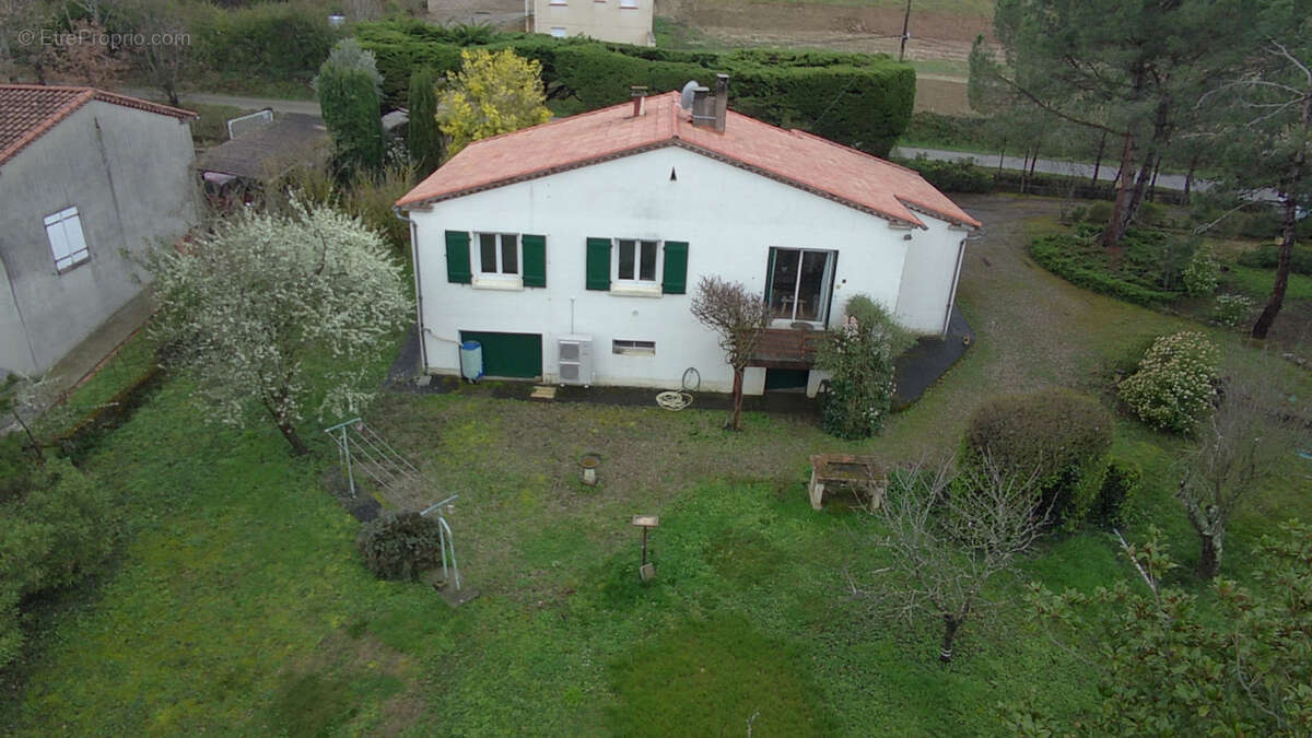 Maison à AJAC