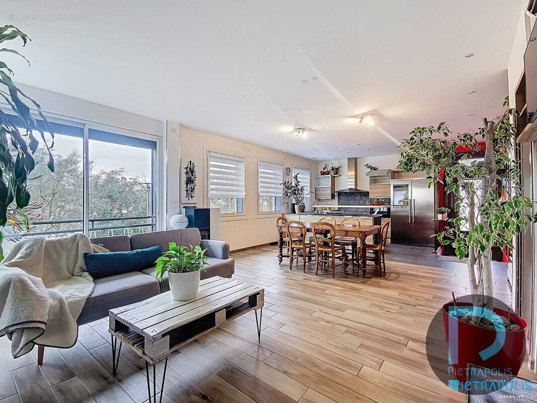 PIECE A VIVRE avec cuisine équipée  - Maison à REPLONGES