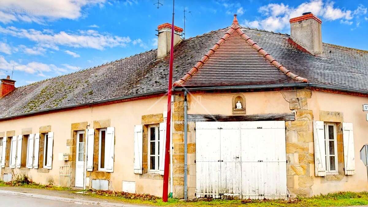 Maison à AGONGES