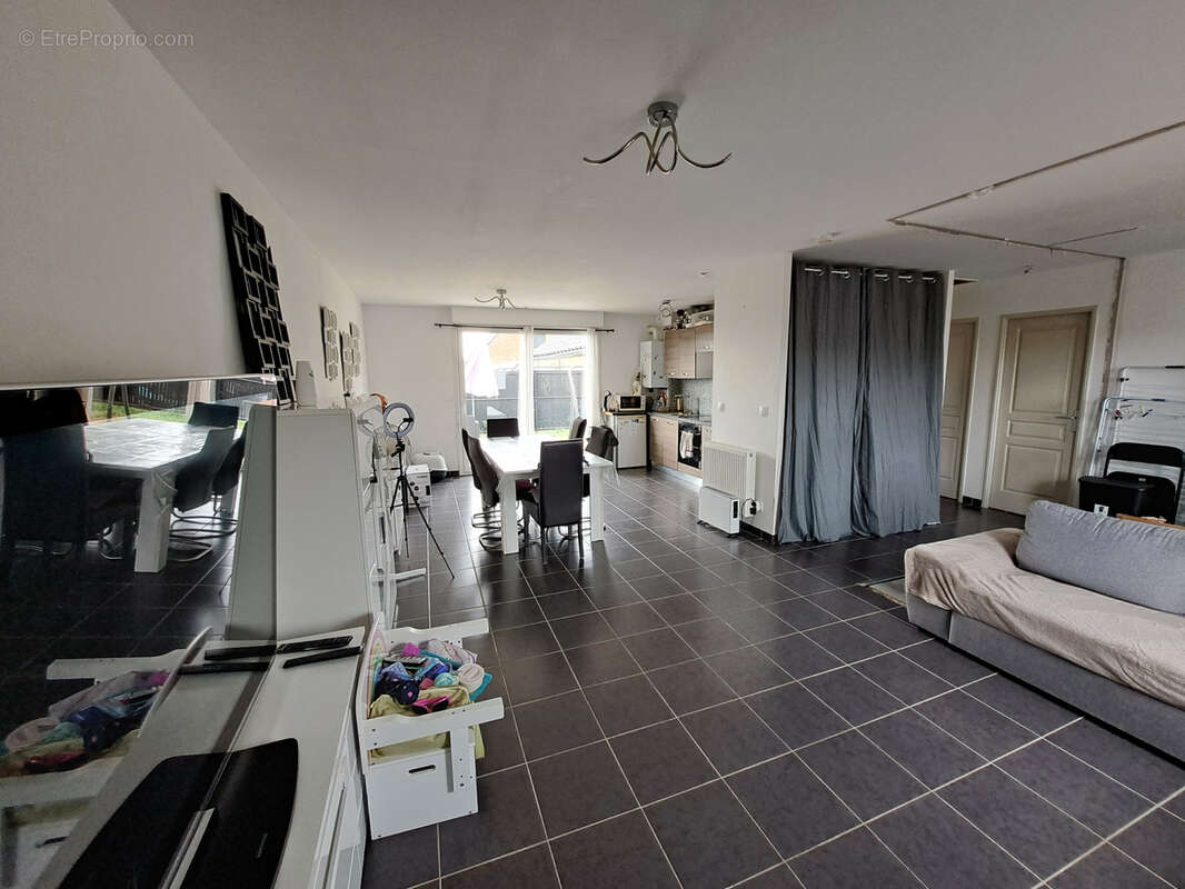 Maison à OSTRICOURT