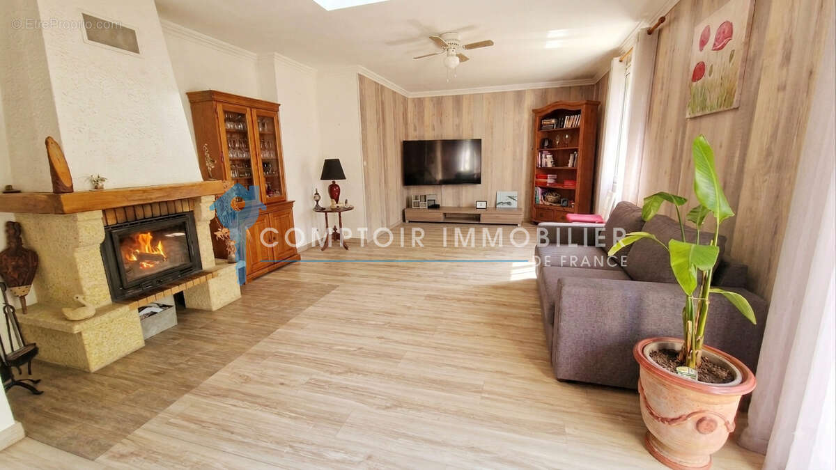 Maison 99 m² à Saint-Julien-Les-Rosiers  - photo 2