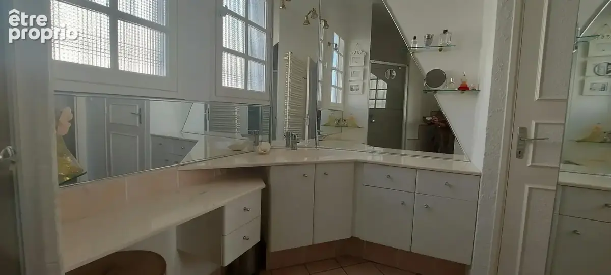 AGDE - Belle maison familiale de 148m² environ sur une parcelle de 862m² avec piscine, forage et dépendance - photo 10