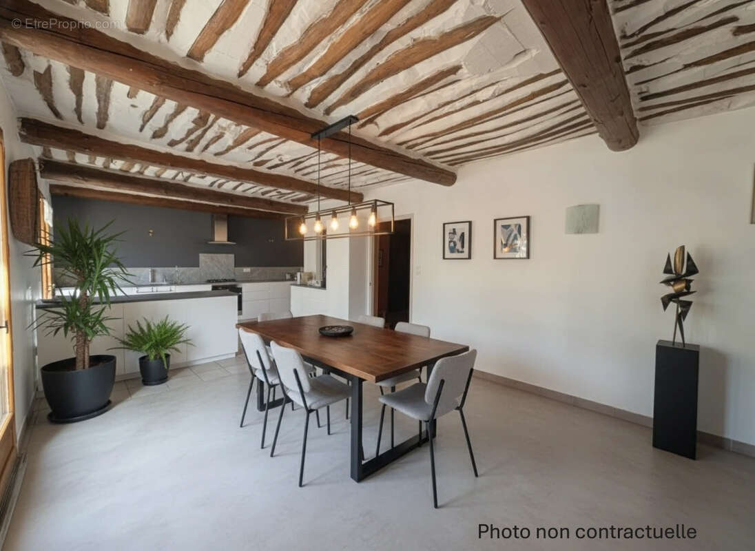 Maison à ENTRAIGUES-SUR-LA-SORGUE