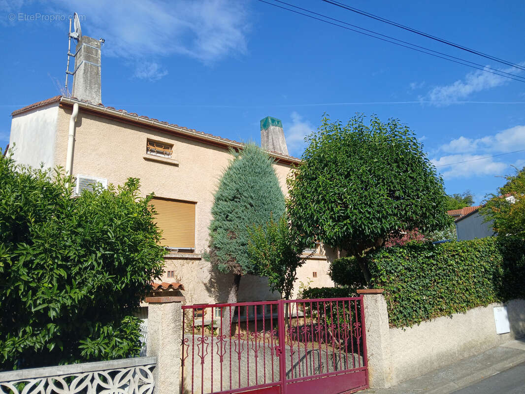 Villa sur 3 faces , 3 niveaux, 5 chambres , 2 bains, jardin , garage et parking. - photo 50