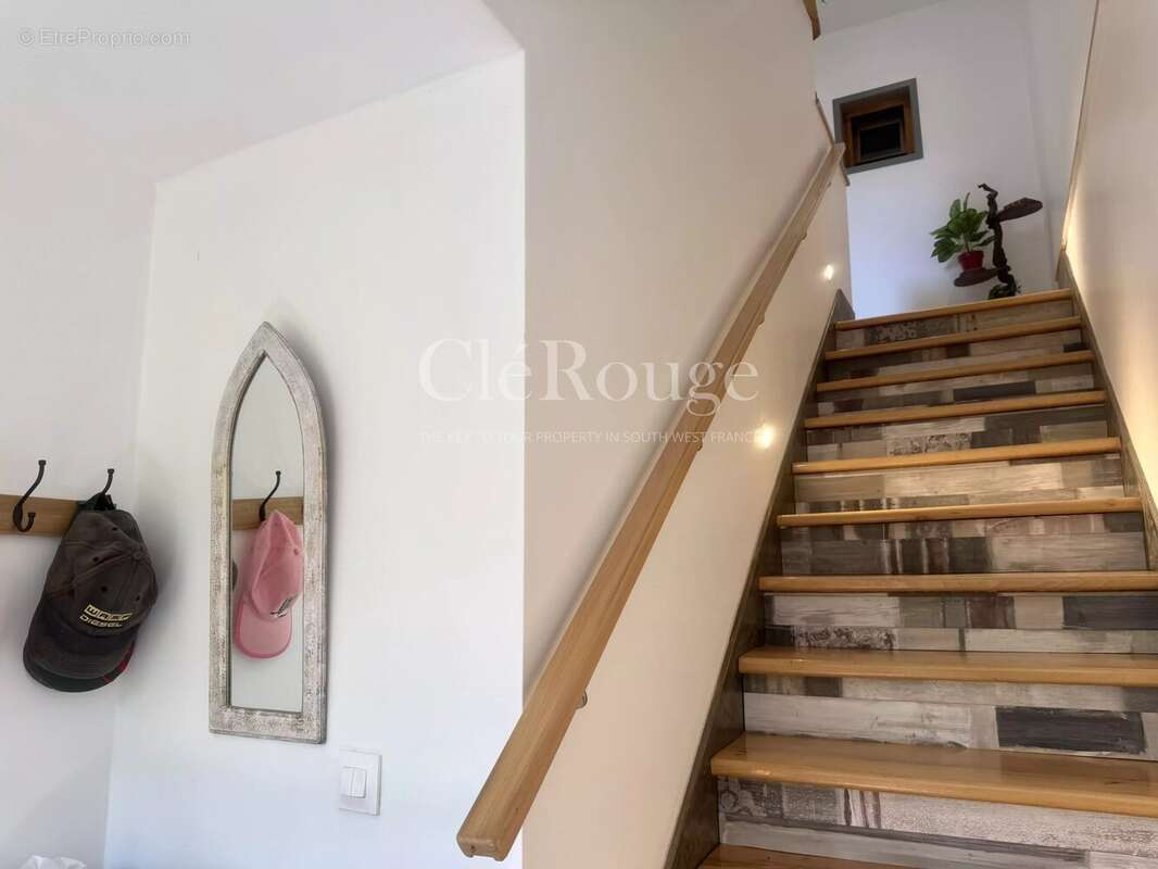 Eymet – Immeuble de rapport au cœur de la bastide avec maison, studio et local commercial - photo 2