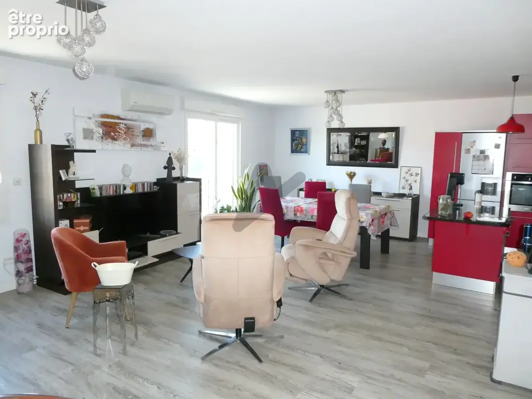 Très bel appartement dernier étage avec balcon, vue dominte et garage. - photo 6