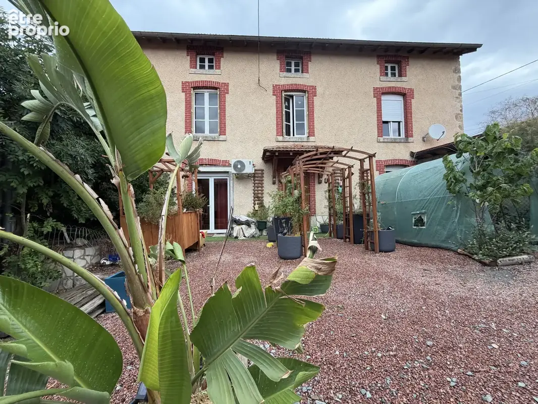 Corps de ferme en pierres renove avec dependances sur 8000 m2 de terrain - photo 2