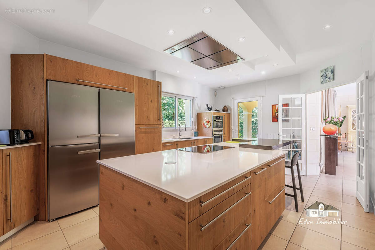 Maison 250 m² à Saint-Sulpice-Et-Cameyrac  - photo 5