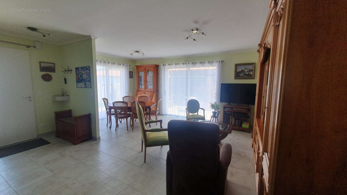 Au Centre Ville de Hagetmau Villa de 106 m2 Hab - photo 3