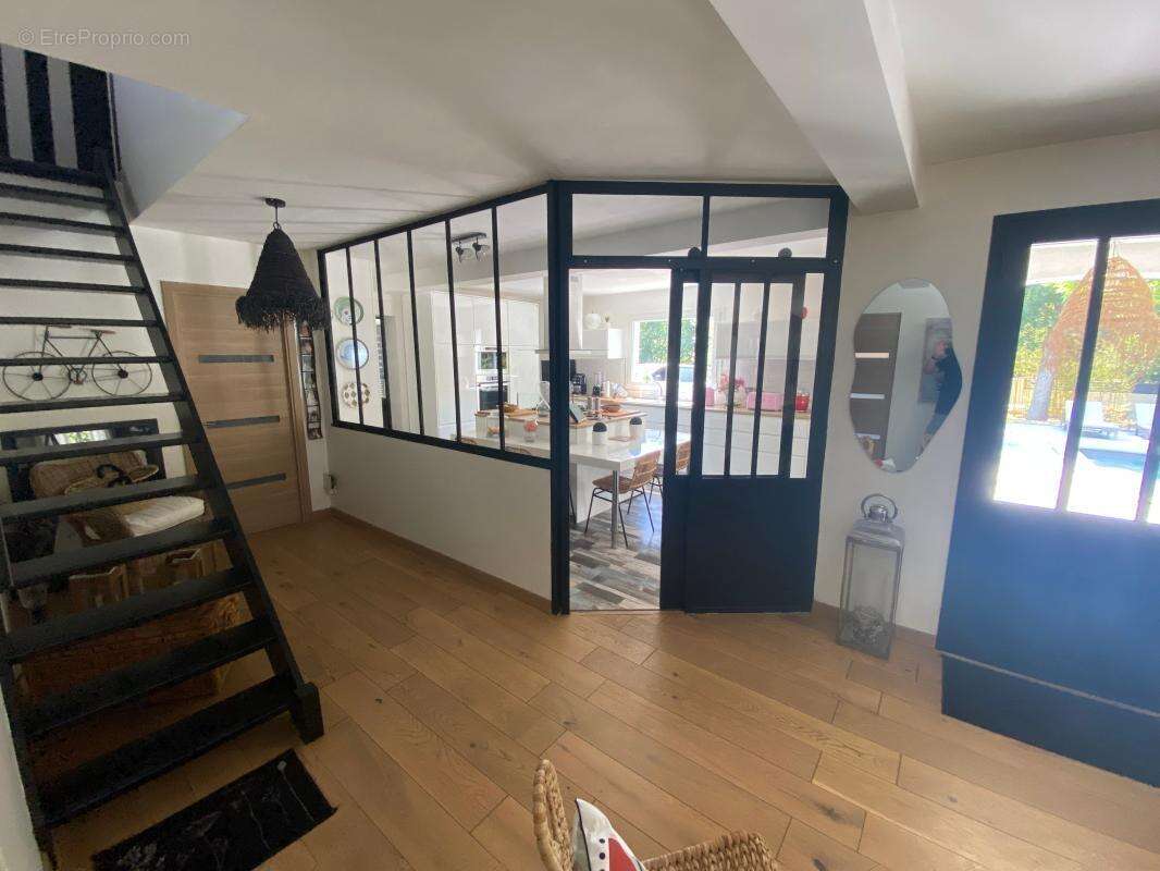 Villa COUP DE COEUR de 2002 de 173 m² avec Garage spacieux de 40 m² et Piscine - photo 5