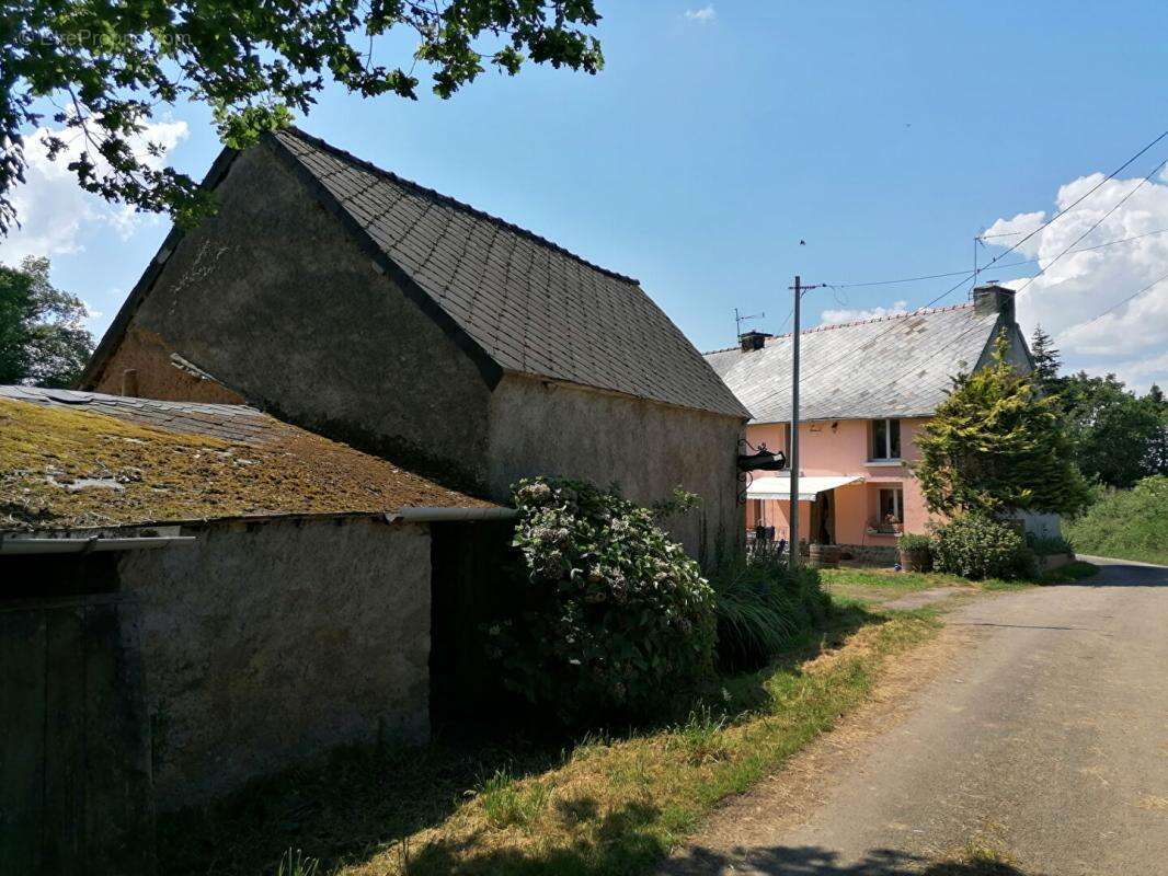 LOYAT  Maison de caractère avec dépendances et fort potentiel - photo 4
