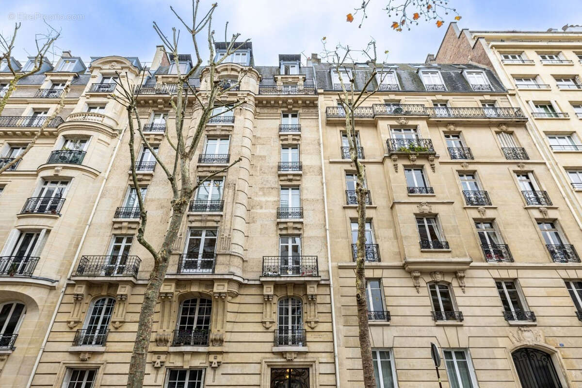 Appartement à PARIS-16E