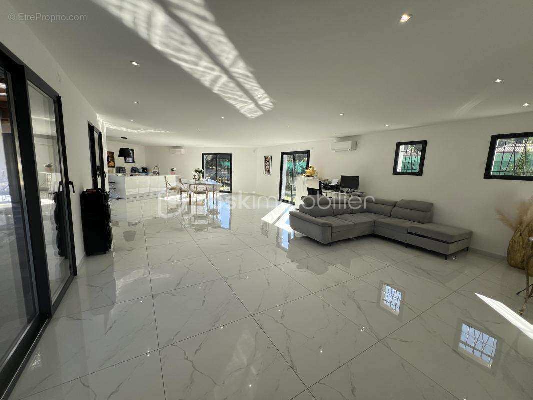 Maison à SAINT-MITRE-LES-REMPARTS