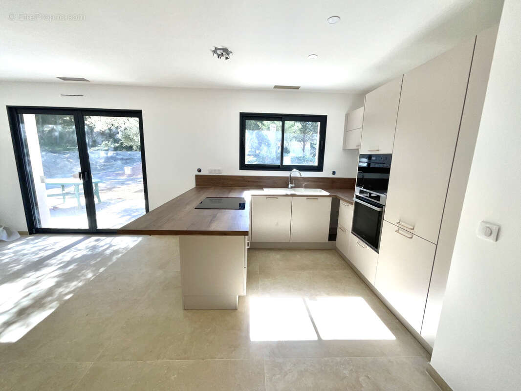 Maison à LE PUY-SAINTE-REPARADE