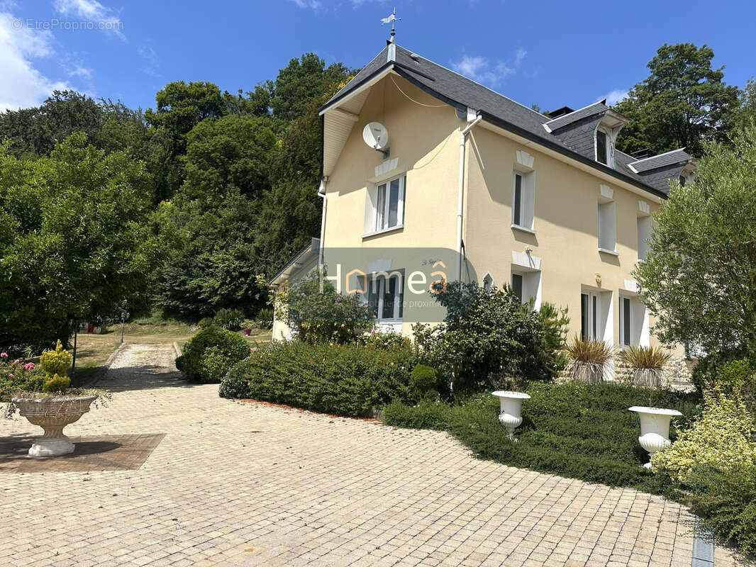 Magnifique propriété de 215 m2 sur 7 769 m2 de terrain - photo 2
