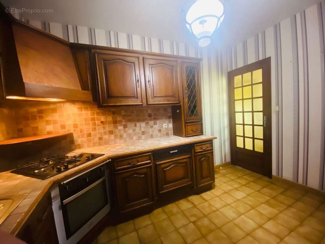 A vendre à la Chapelaude - Maison 4 chambres sur sous/sol semi-enterrée avec garage pour 2 vl - photo 4
