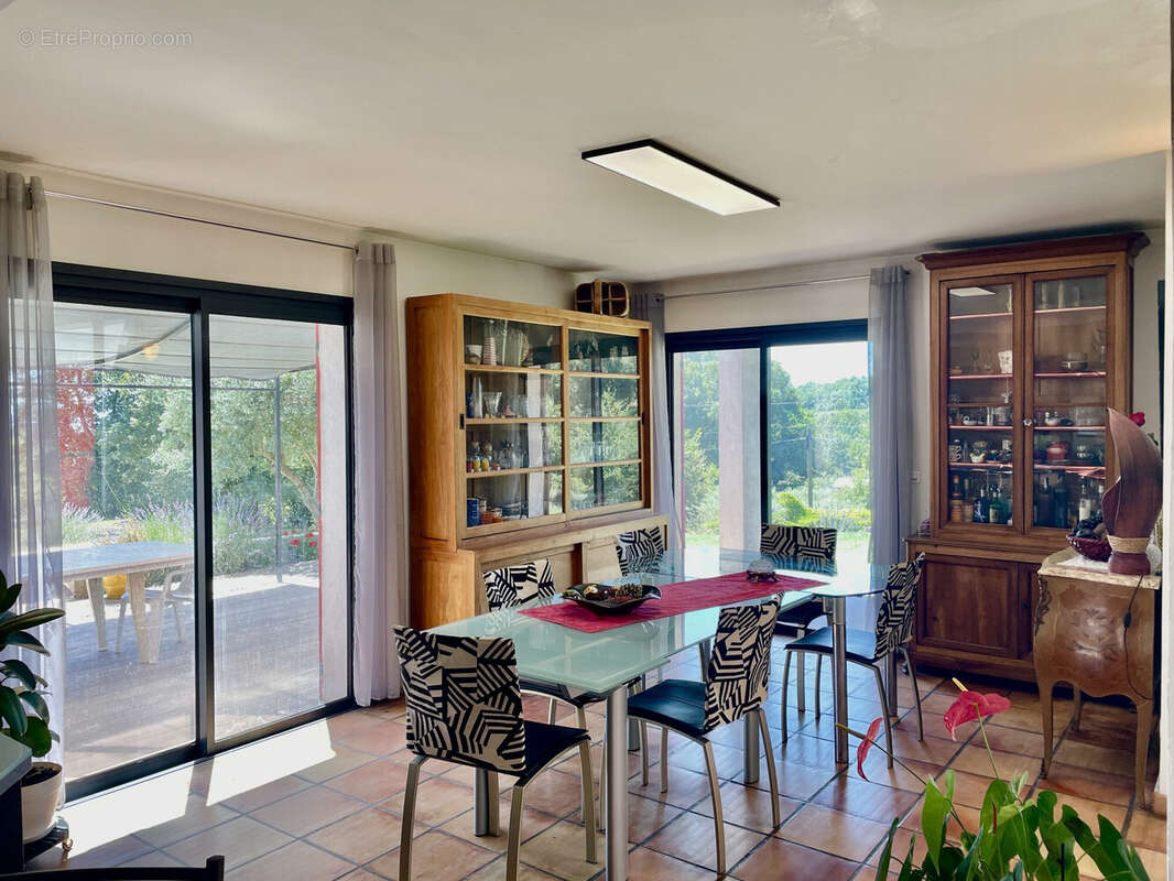 Dickjan POPPEMA d' eXp France vous propose cette magnifique villa avec 5 chambres, grande salon, piscine, grand jardin