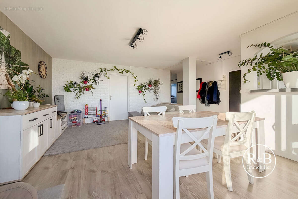 Appartement à LES CLAYES-SOUS-BOIS