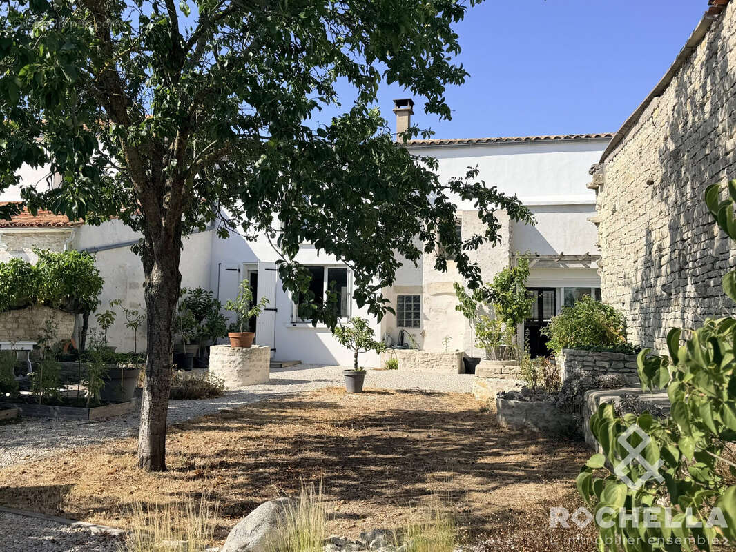 Maison 142 m² à Angliers  - photo 2