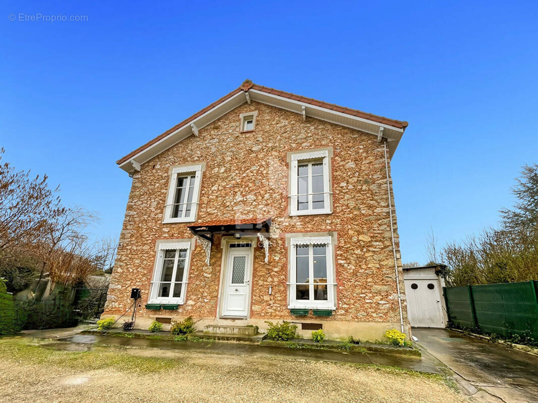 Maison à JANVILLE-SUR-JUINE