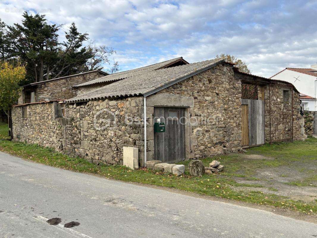 Bâtiment en pierre à rénover entièrement – fort potentiel d'aménagement - photo 2