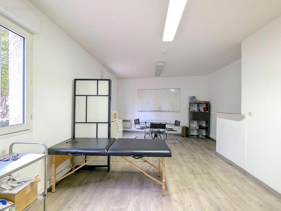   - Commerce à DECINES-CHARPIEU