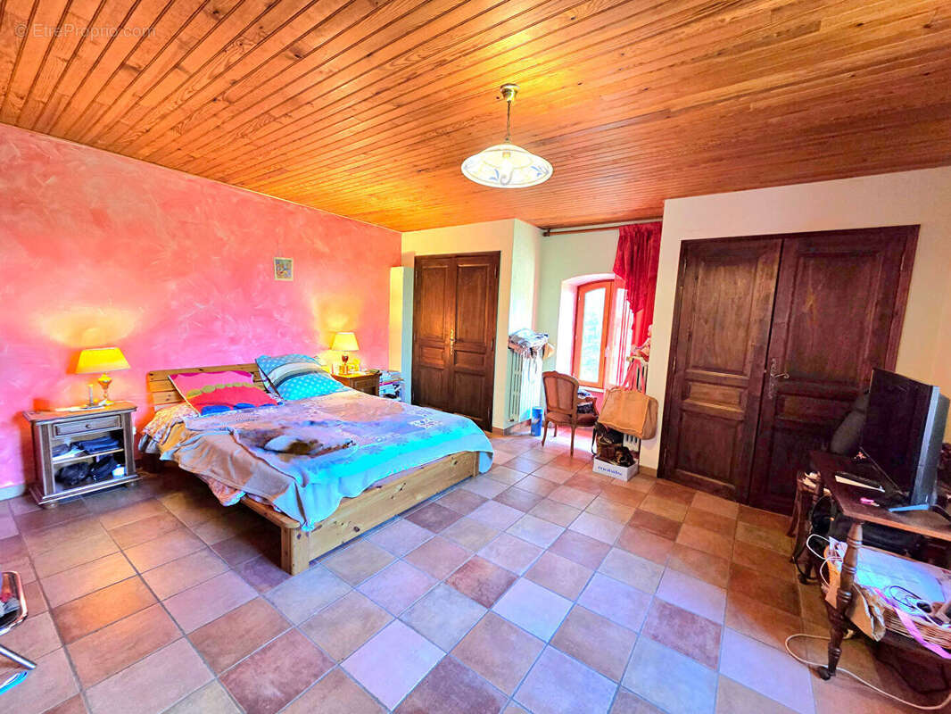 Ancien corps de ferme dans un hameau paisible avec un terrain de plus de 7 500m² - photo 8
