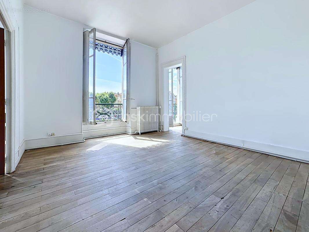 T4 de caractère de 94,17 m² A RENOVER– Quartier Saint-Laurent – Grenoble - photo 4