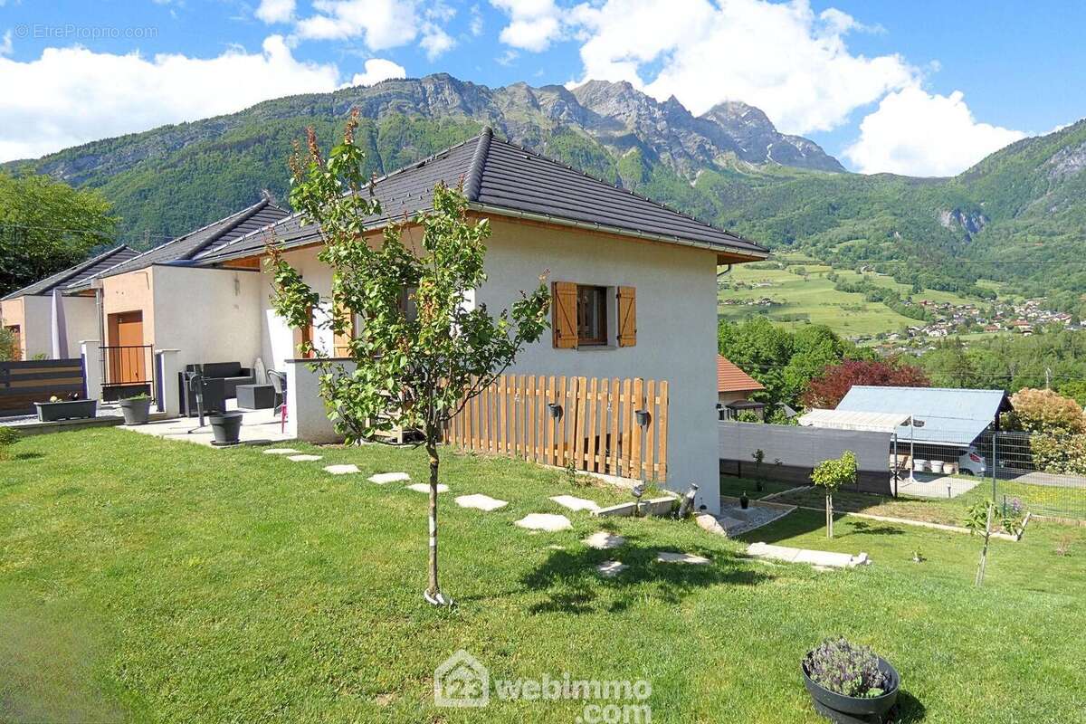 Un garage complète le bien, ainsi qu?une pièce de rangement indépendante. Une maison récente et fonctionnelle idéale pour profiter d?un cadre de vie paisible. - Maison à UGINE