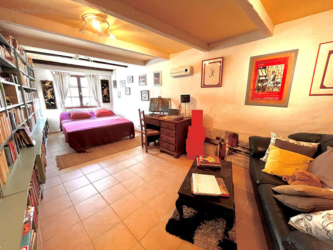 Maison  de charme située à Annot de 217 m2 comprenant 5 chambres et 3 caves. - photo 10