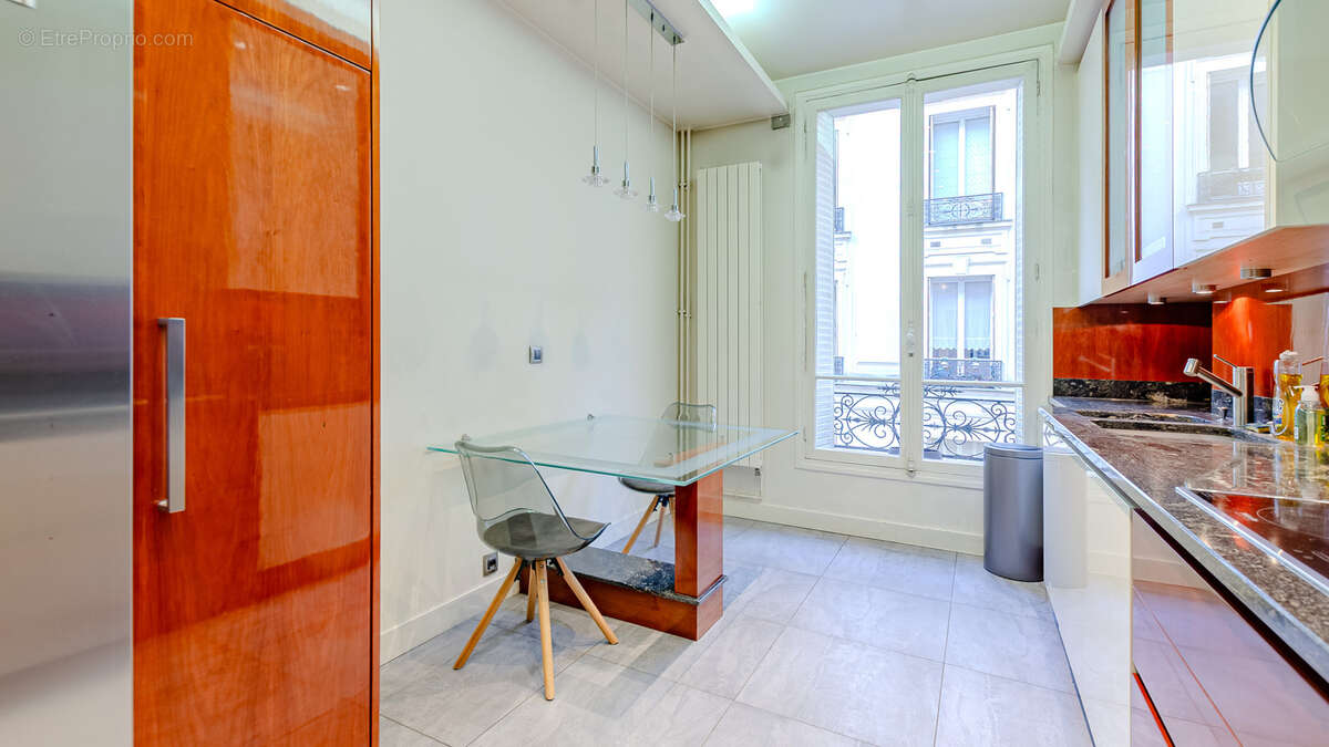 VENTE Paris 7e Champs de Mars  Appartement familial 3 chambres parquet moulures cheminées - photo 9