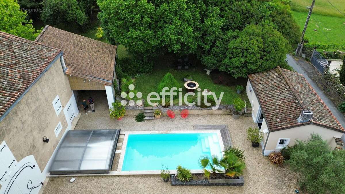 Maison à SAINT-GENIS-D&#039;HIERSAC