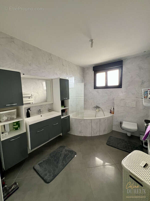 Maison à BAGE-LE-CHATEL