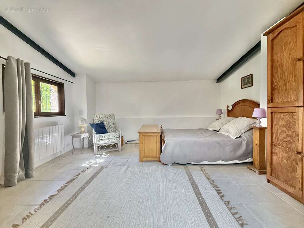 Maison de plain-pied rénovée avec 4 chambres, piscine et garage - photo 3