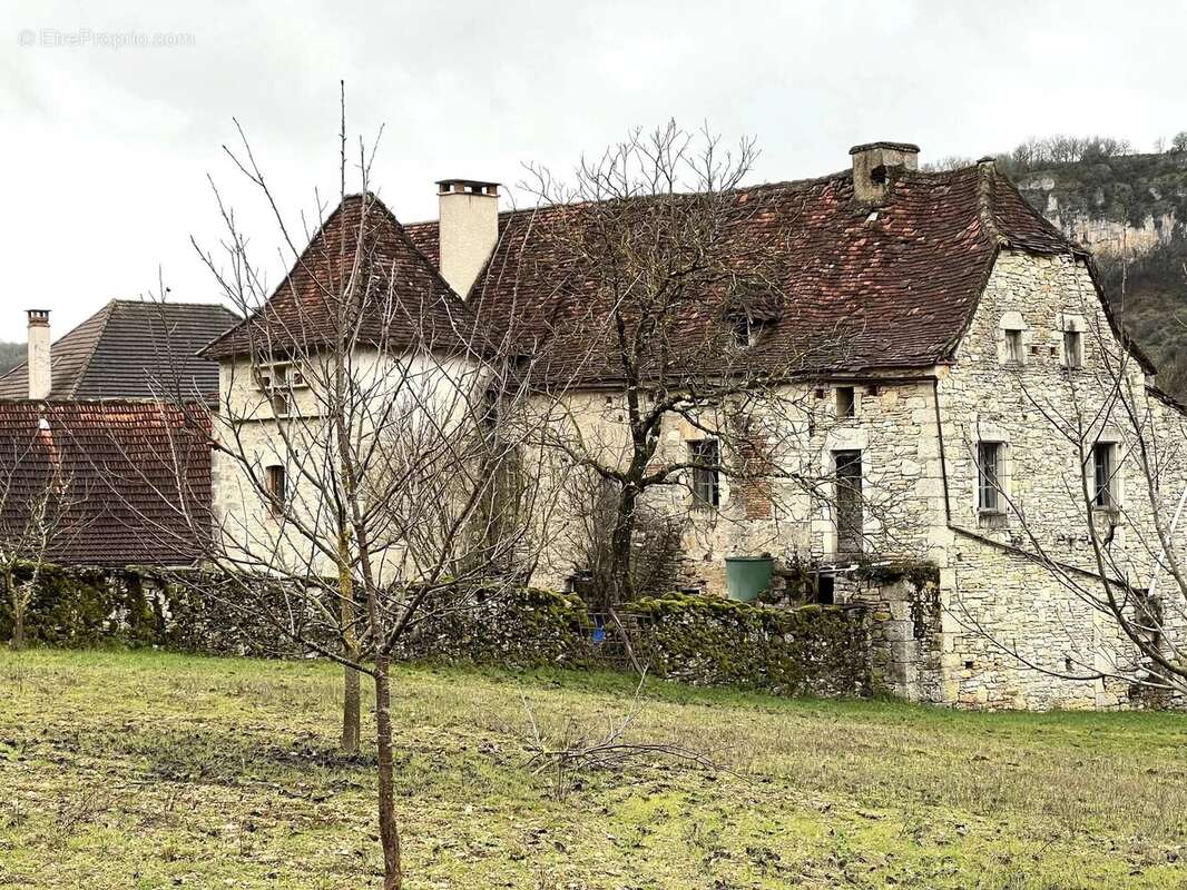 Unique dans le secteur de la vallée du Célé : magnifique ancienne ferme avec pigeonnier à rénover entièrement, située sur un ter - photo 17