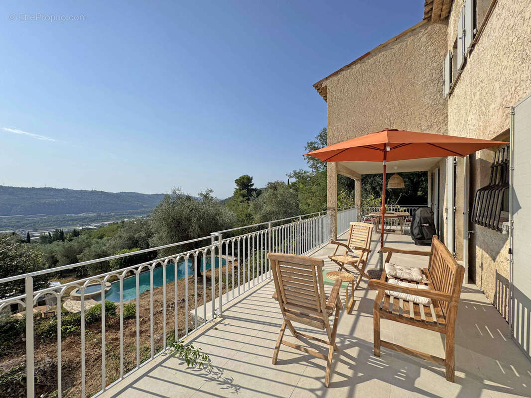 EXCLUSIVITE St JEANNET - Villa de 160 m2 avec piscine et vue dégagée - photo 2