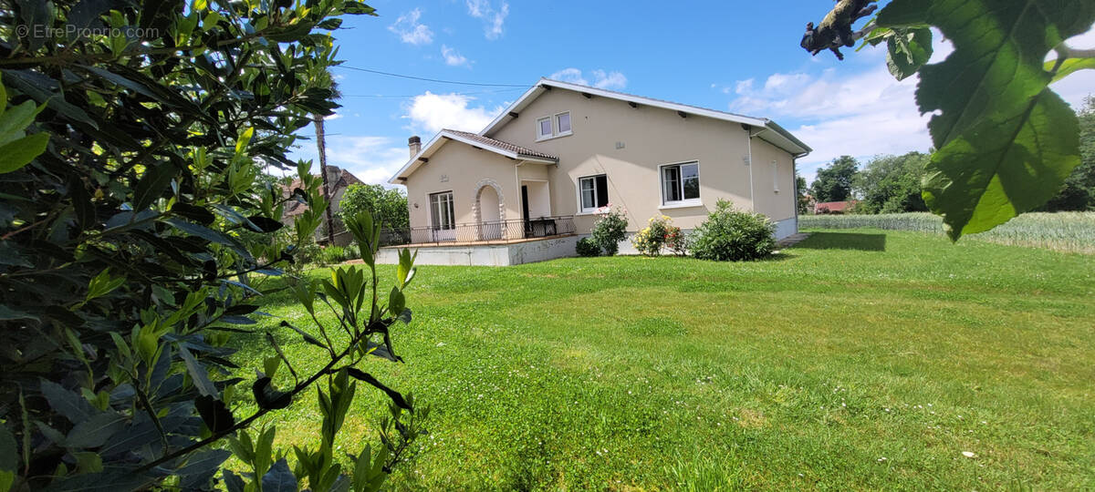 Maison à SAUVAGNON