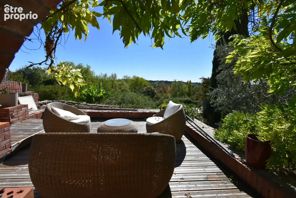 Maison de maître atypique avec maison secondaire, piscine et jardin. - photo 15