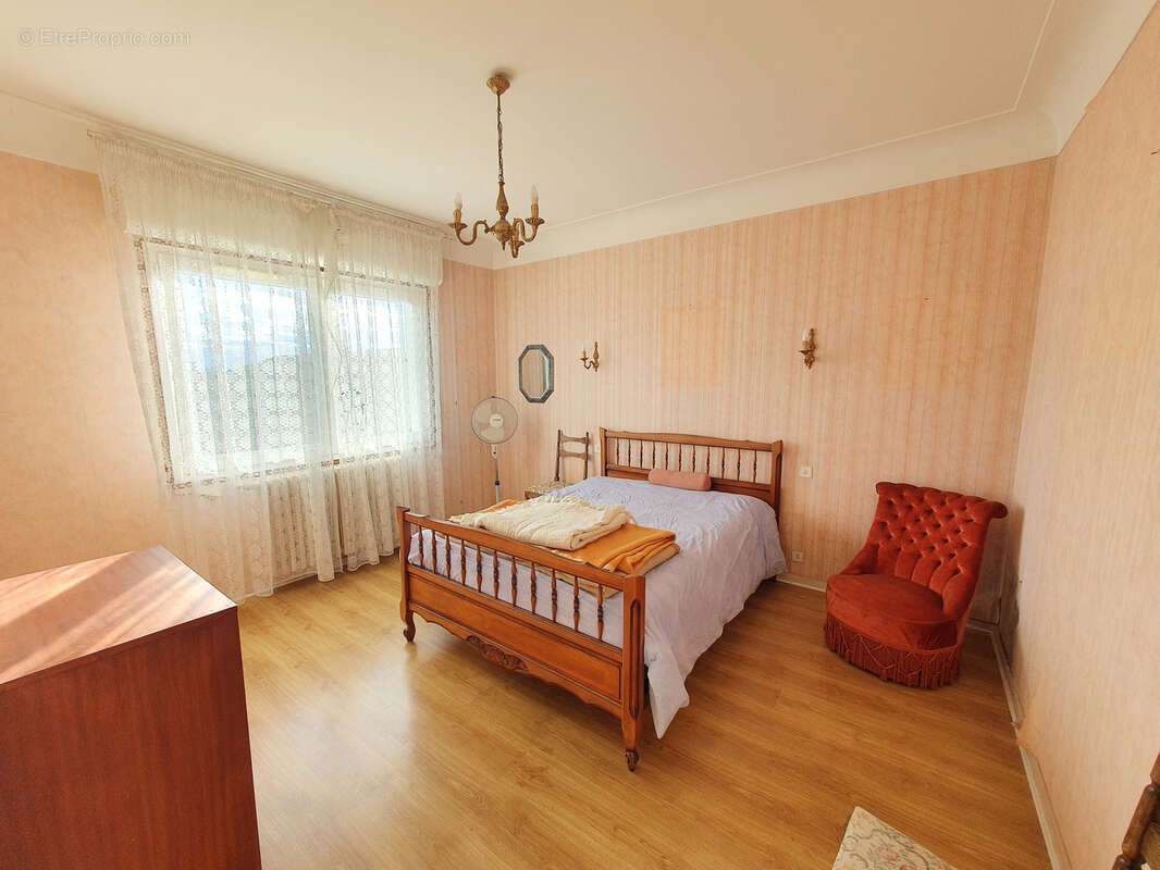 À Hagetmau, Maison d'habitation de 6 pièces - photo 4
