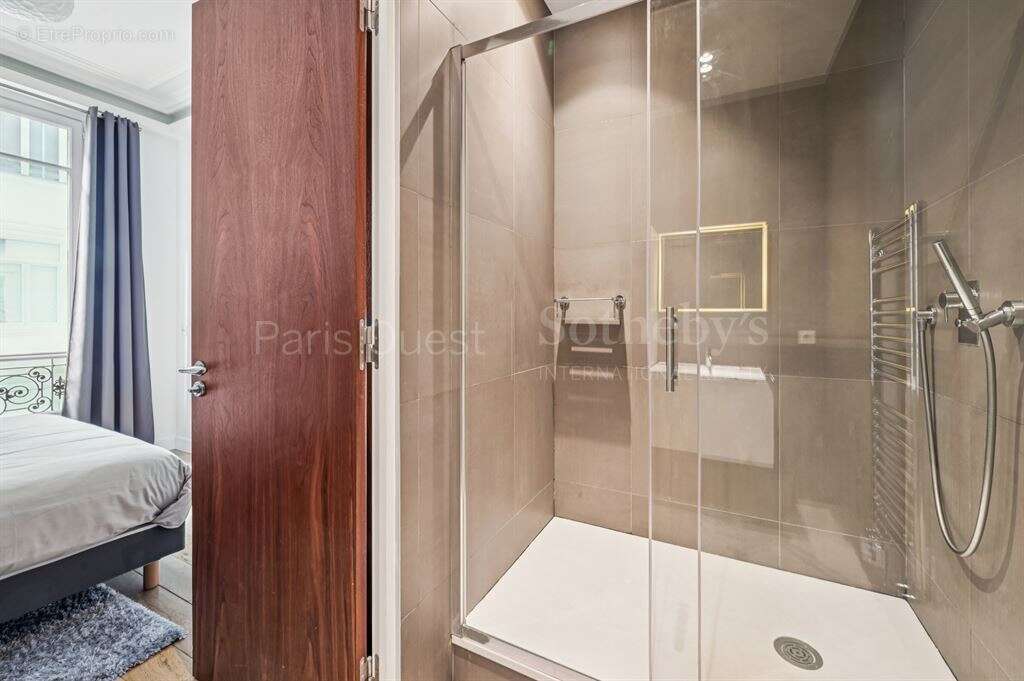 Appartement à PARIS-8E