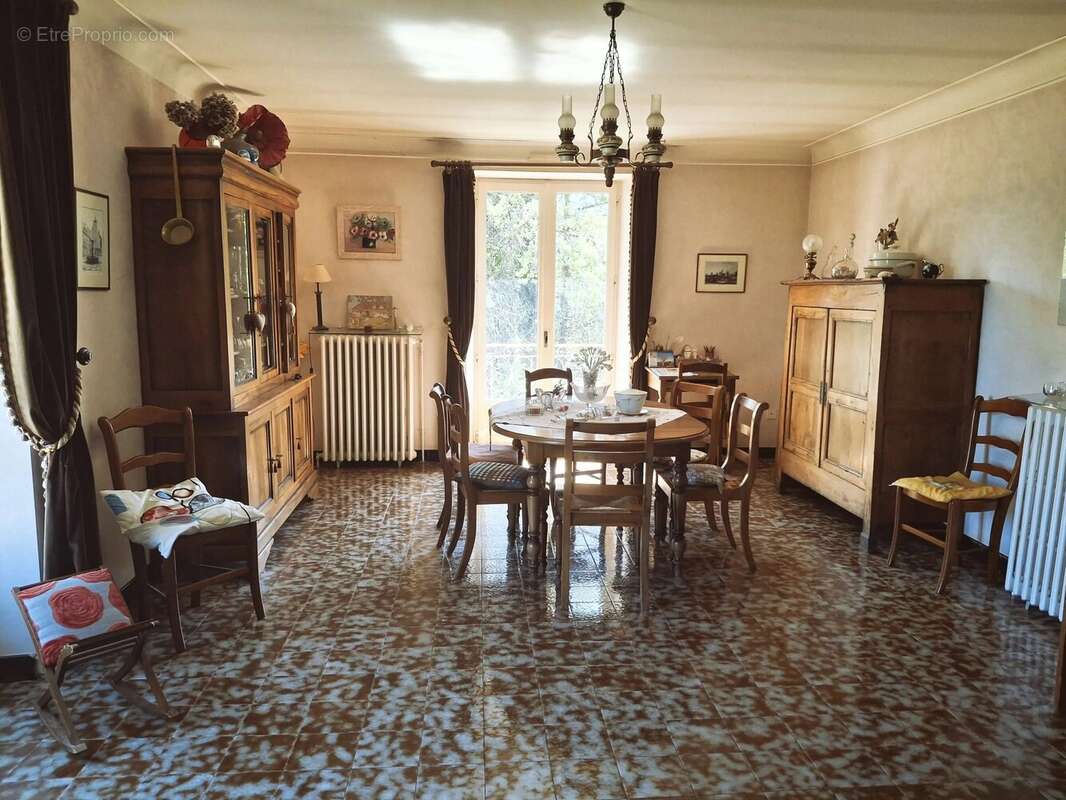 Grande maison familiale avec 2 hectares de terrain, dépendances et vue imprenable sur la campagne - photo 4