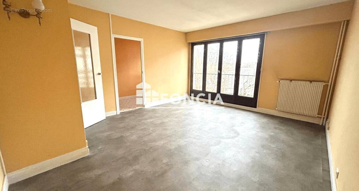 Appartement à FRESNES