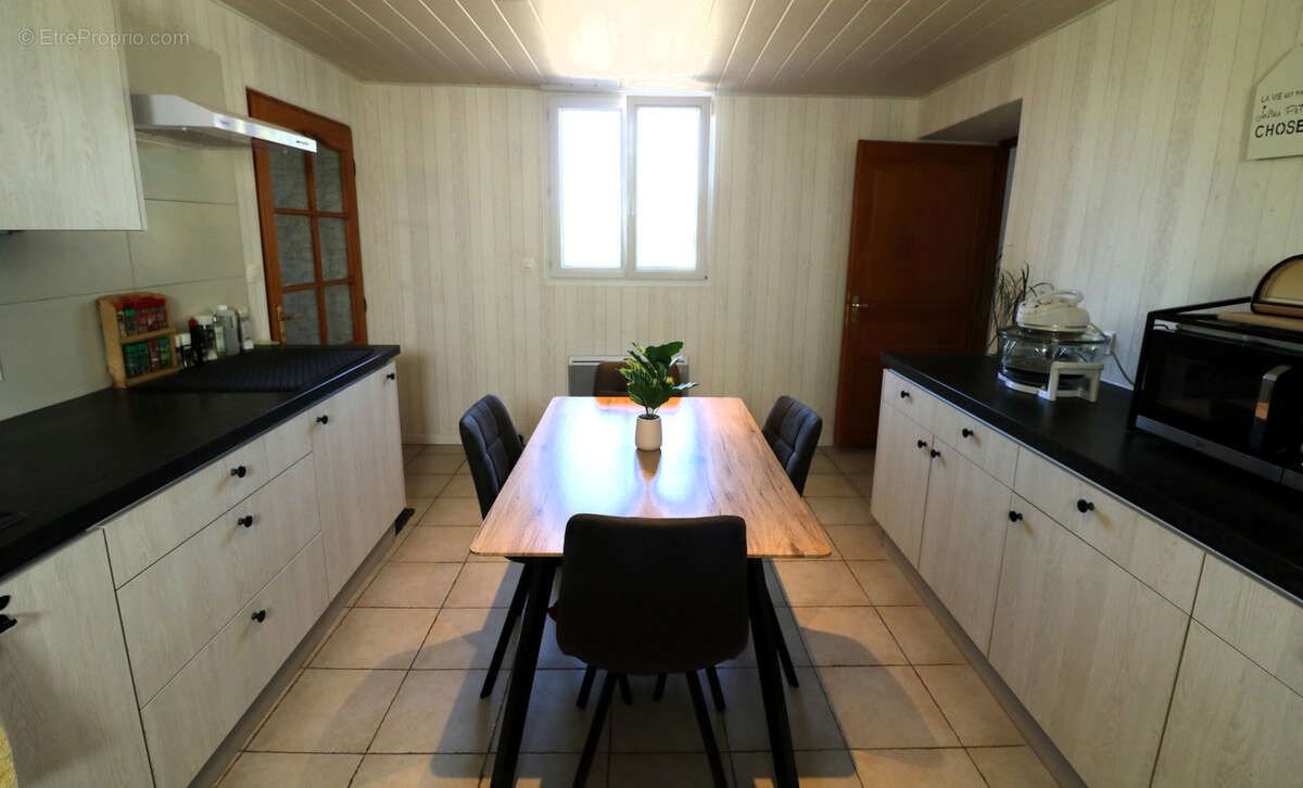 Très Belle Maison de Village entièrement rénovée sur terrain arboré, grandes dépendances, 2297m2 de terrain - photo 24